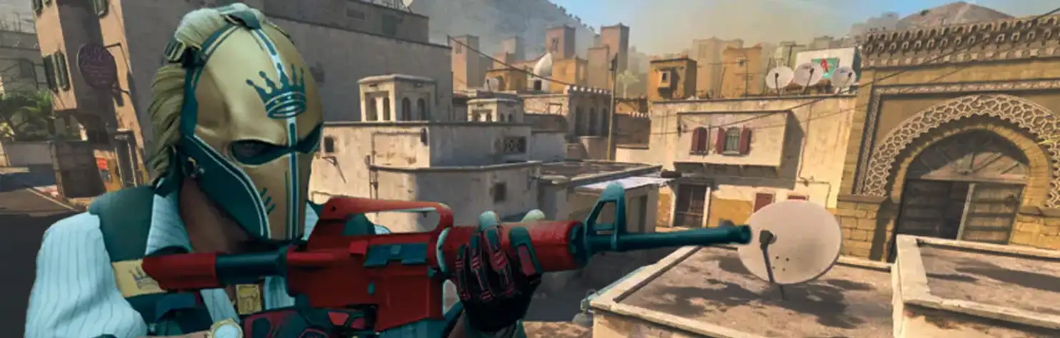 Gewapend tactisch personage dat een geweer richt op een woestijnachtige stedelijke kaart in een competitieve first-person shooter-omgeving.