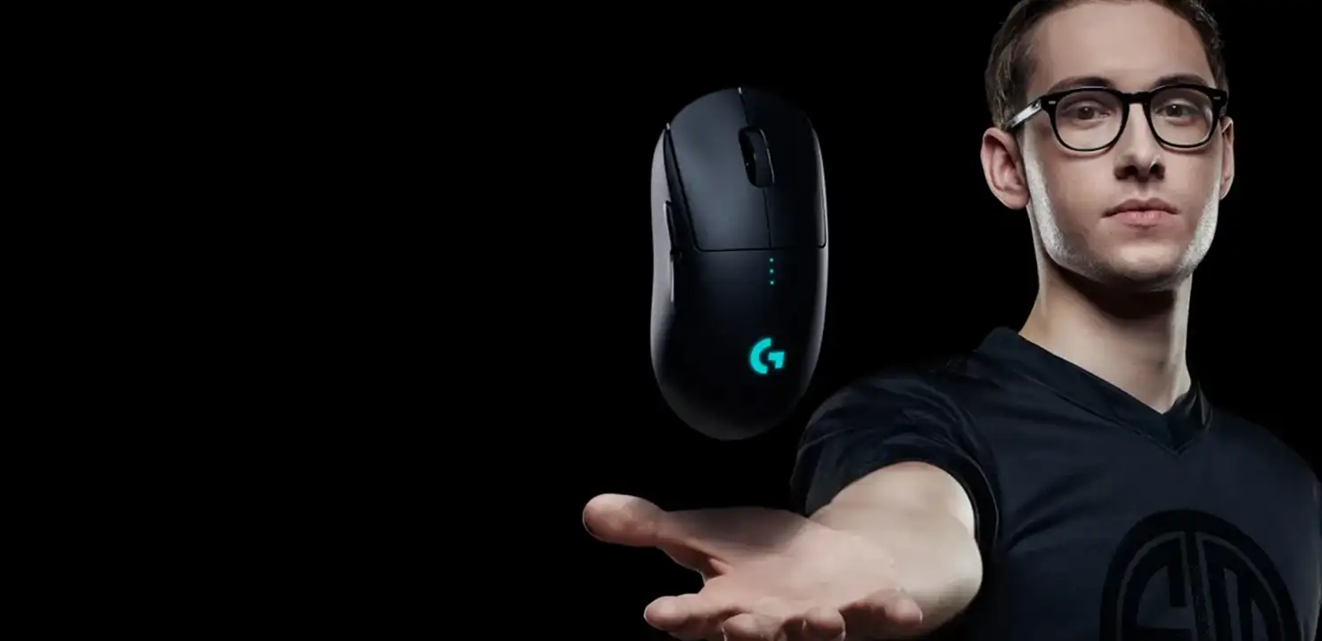 Esports-speler presenteert een professionele gamingmuis die is ontworpen voor precisie, prestaties en competitief gamen.