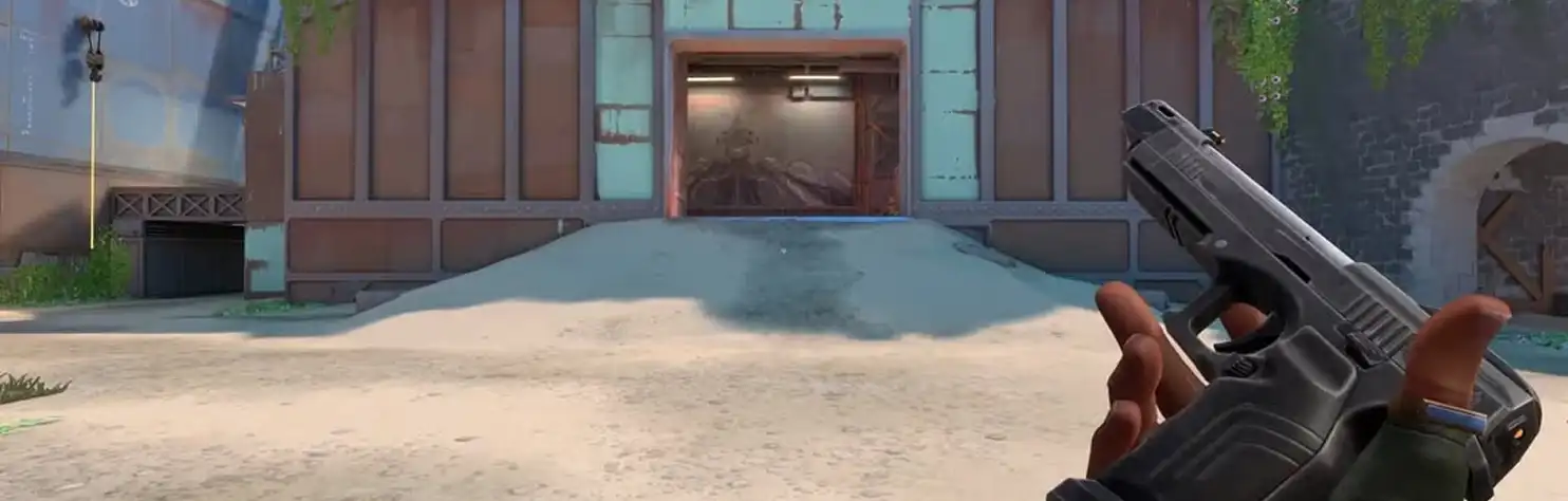 First-person shooter gameplay-scène waarin een speler een pistool vasthoudt terwijl hij richt op een industrieel gebouw in een tactische kaart.