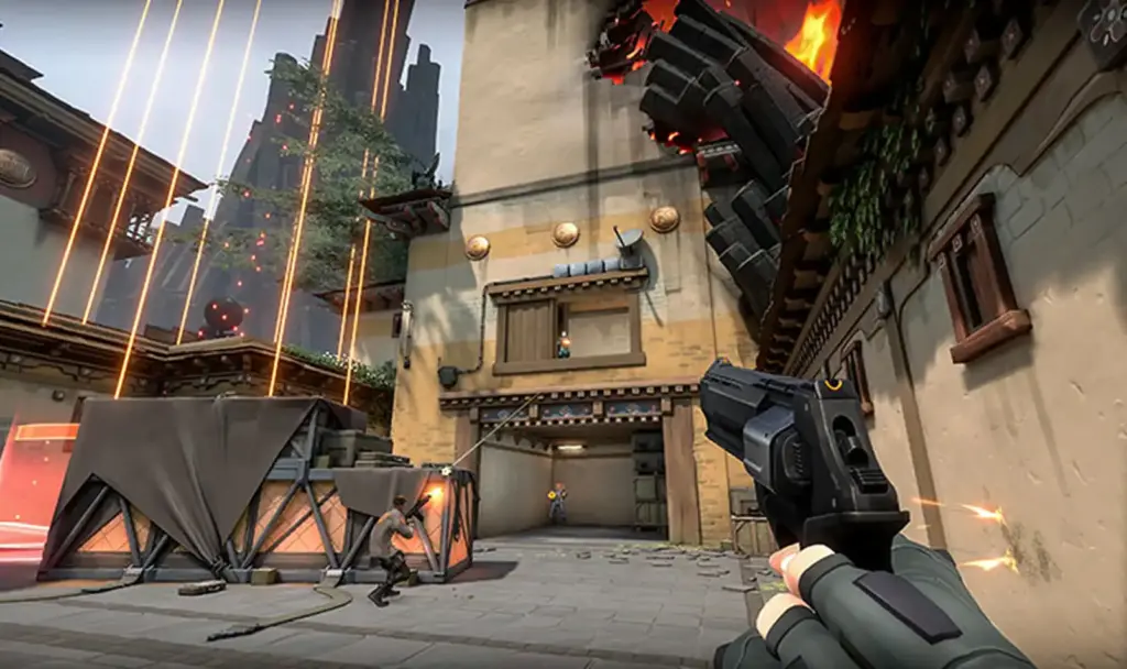 First-person shooter gameplay waarin een speler met een pistool richt in een stedelijke tactische omgeving.