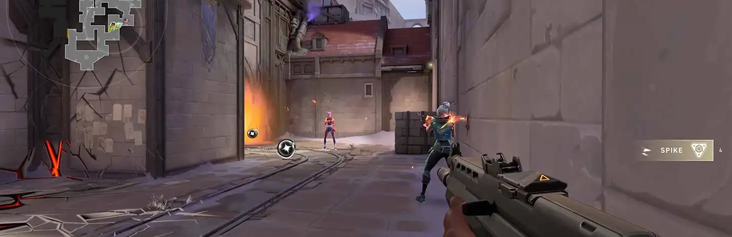 Eerste persoon gameplay scène in een tactische shooter waarin een speler met een geweer richt in een smalle stedelijke omgeving.